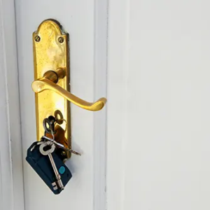 chiave incastrato nella serratura di porta blindata